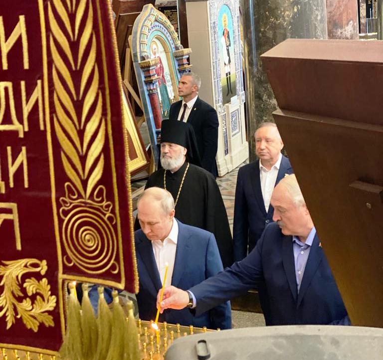 Президент России Владимир Путин и президент Белоруссии Александр Лукашенко помолились у святынь Кронштадтского Никольского Морского ставропигиального собора