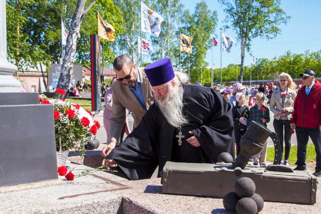 В ходе торжественных мероприятий, посвящённых 350-летию со дня рождения Петра Великого к его бюсту были возложены цветы