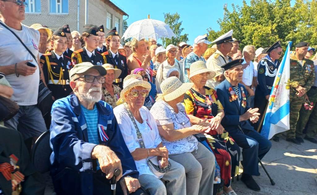 Архимандрит Алексий (Ганьжин) открыл в Кунгуре мемориал «Морякам – защитникам Отечества»