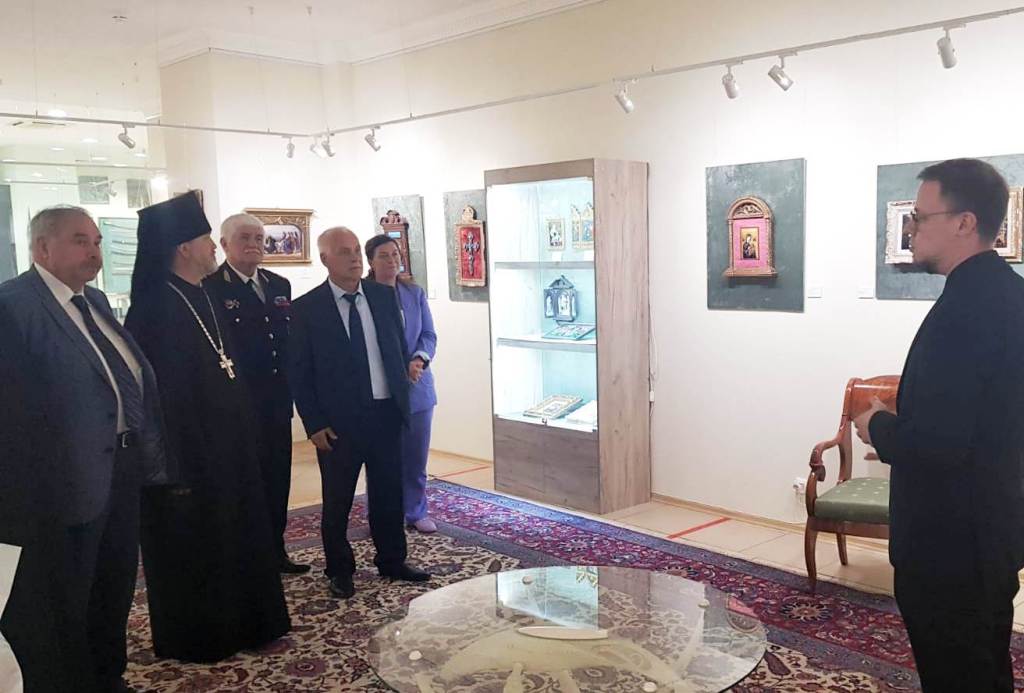 Архимандрит Алексий (Ганьжин) посетил выставку посвященную отражению христианской культуры в декоративно-прикладном искусстве России и Франции