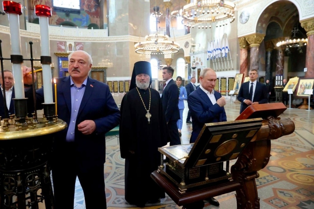 Президент России Владимир Путин и президент Беларуссии Александр Лукашенко помолились у святынь Кронштадтского Никольского Морского ставропигиального собора