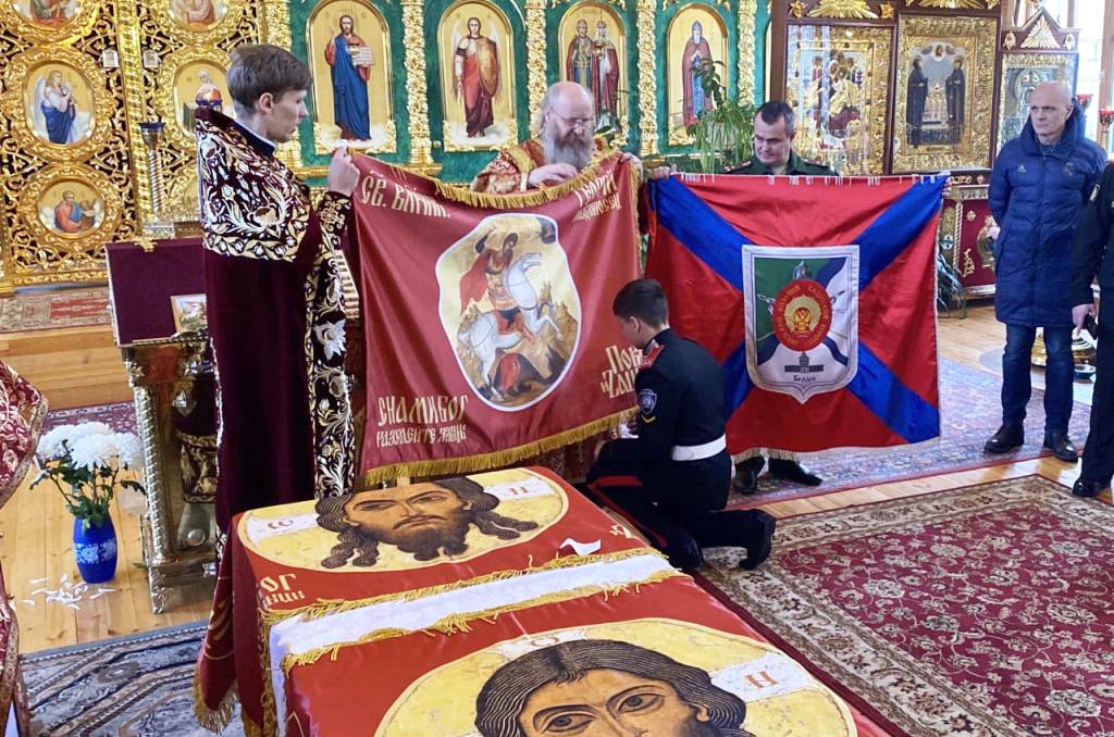 Освящение Духовных знамён для подшефных воинских частей в Санкт-Петербургском храме Петра и Февронии проводится раз в месяц