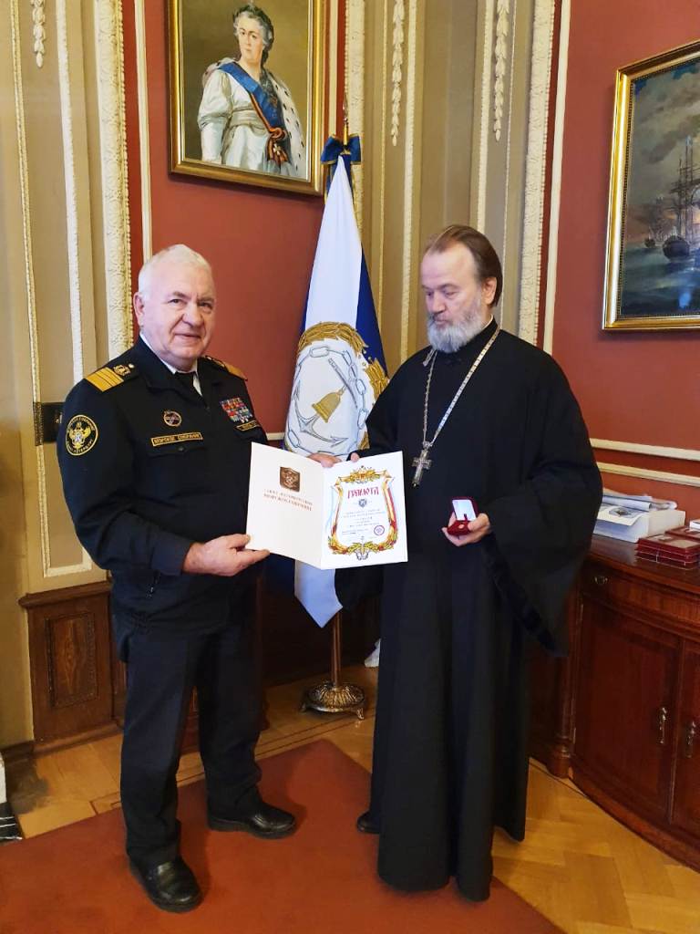 Архимандрит Алексий (Ганьжин) награжден Грамотой и Золотым нагрудным знаком Санкт-Петербургского Морского собрания
