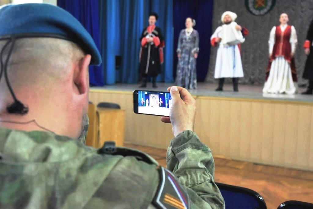 В честь Дня Победы «Военный отдел» Санкт-Петербургской Епархии провел благотворительную акцию с вручением подарков пациентам военного госпиталя