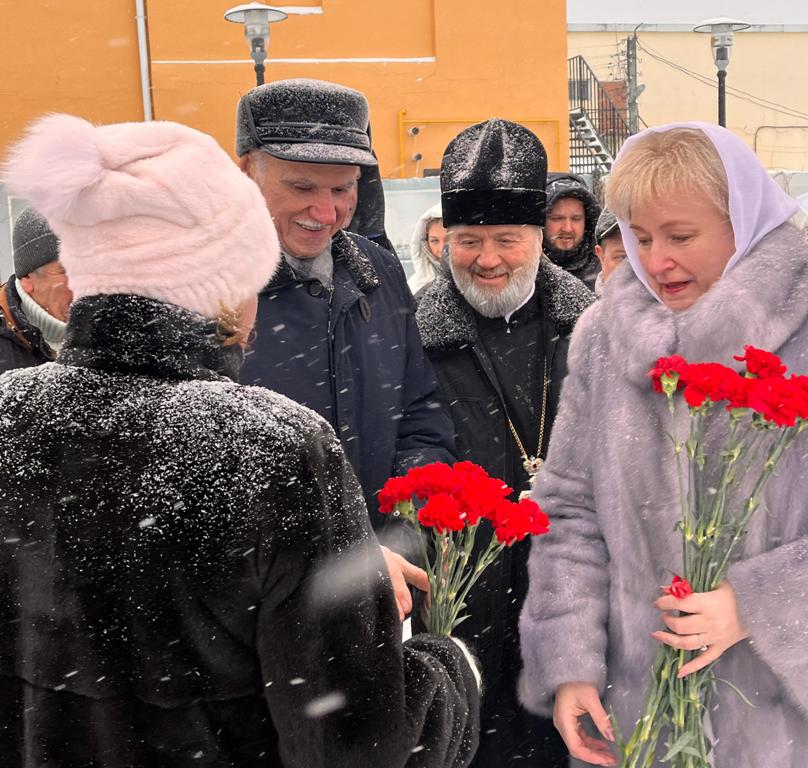 Архимандрит Алексий (Ганьжин) принял участие в торжествах в честь адмирала Д.Н. Сенявина и возложил цветы к его памятнику