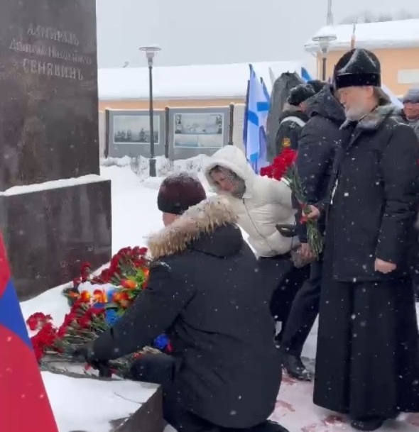 Архимандрит Алексий (Ганьжин) принял участие в торжествах в честь адмирала Д.Н. Сенявина и возложил цветы к его памятнику